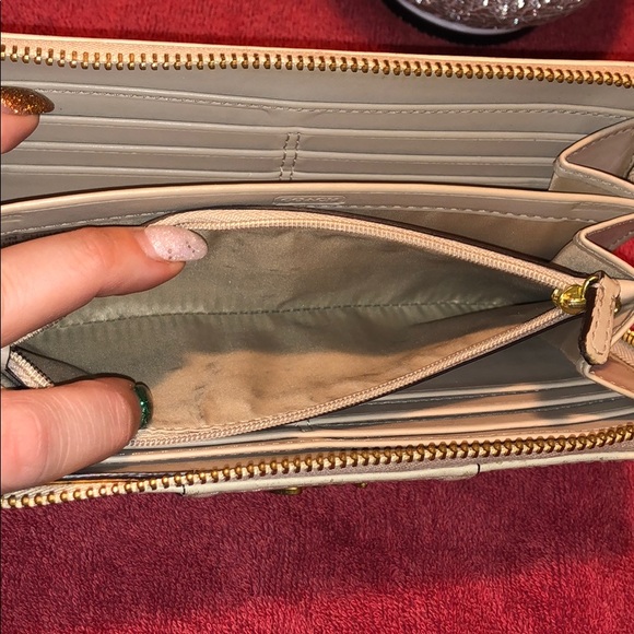 Gently used authentic Coach wallet - Picture 4 of 7